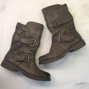 Roxy Brown midi boots with fur lining.